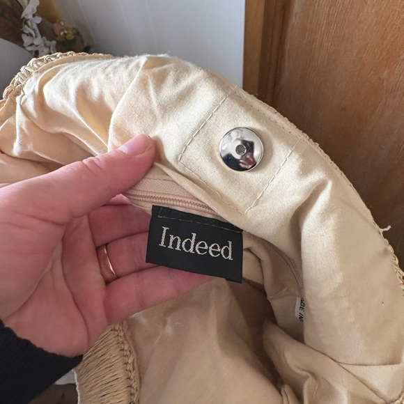 Beige Woven Vintage Tote handbag with Wooden Handles and Floral Accent 🌺 - Picture 4 of 6